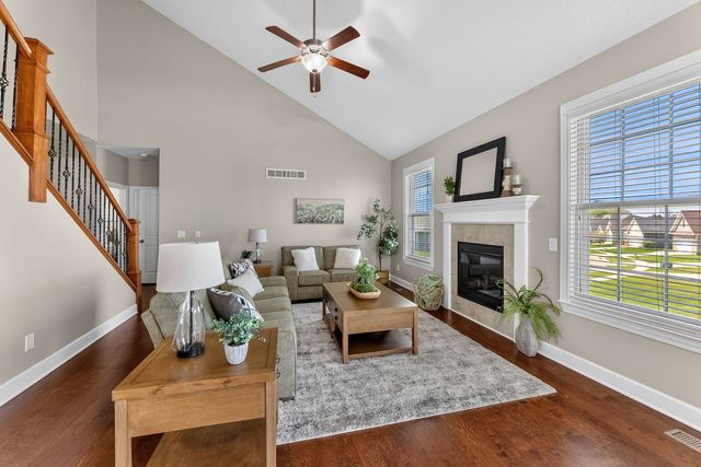 92 Cobblestone Lane, Leclaire, IA 52753