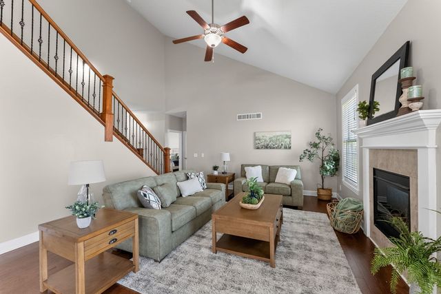 92 Cobblestone Lane, Leclaire, IA 52753