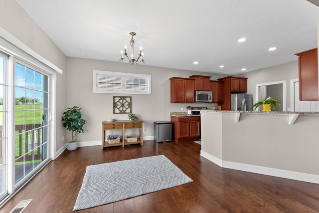 92 Cobblestone Lane, Leclaire, IA 52753