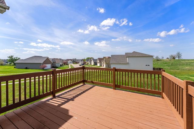 92 Cobblestone Lane, Leclaire, IA 52753