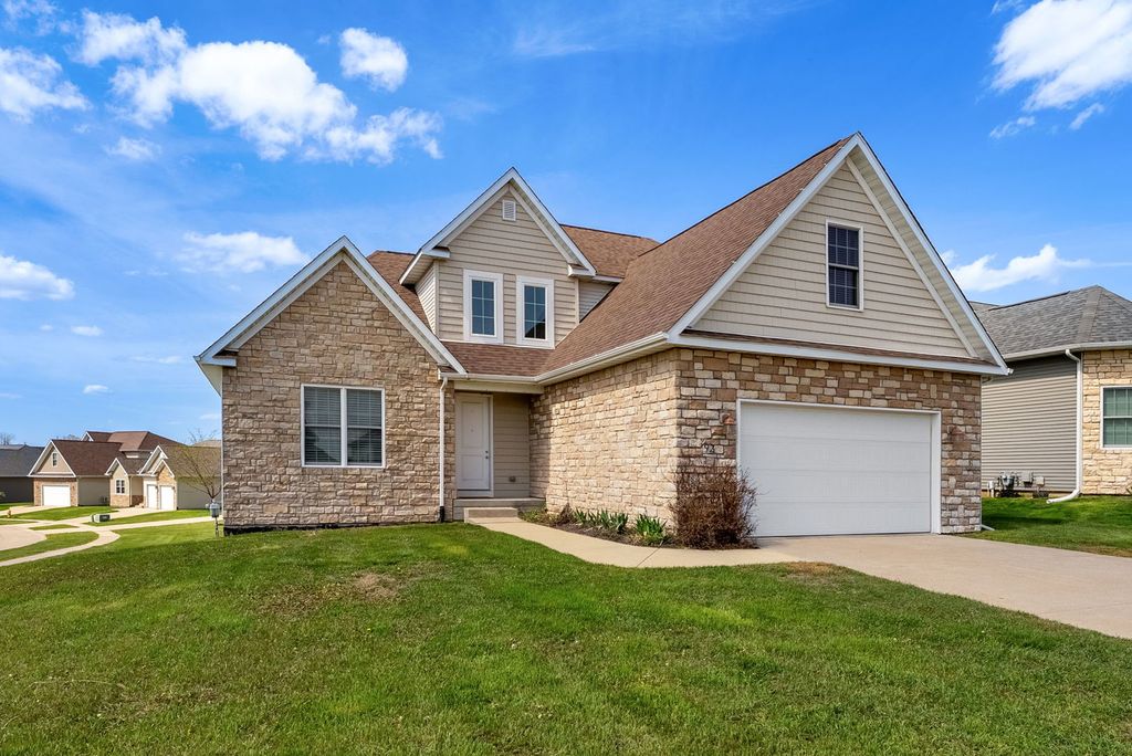 92 Cobblestone Lane, Leclaire, IA 52753
