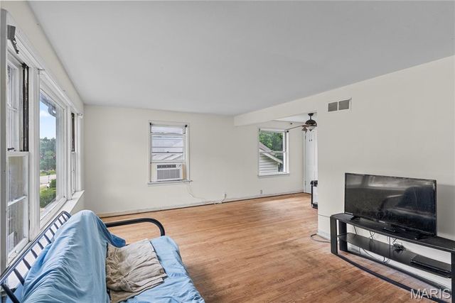 1937 N Hanley Road, St Louis, MO 63114