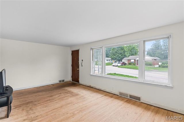 1937 N Hanley Road, St Louis, MO 63114
