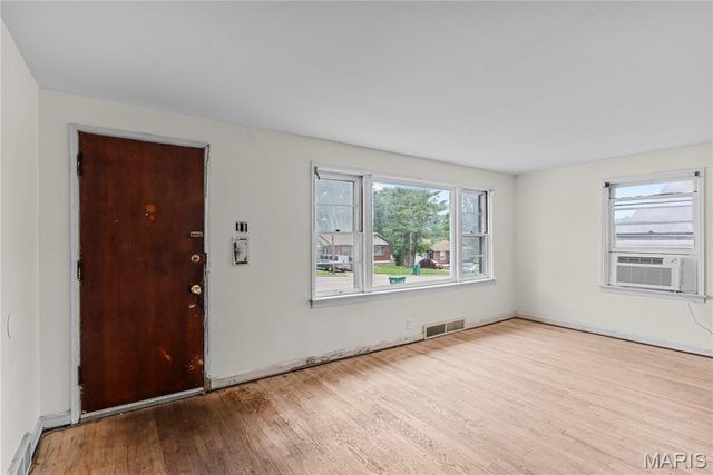 1937 N Hanley Road, St Louis, MO 63114