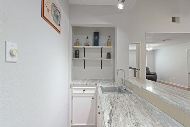 1809 Live Oak Dr, Portland, TX 78374