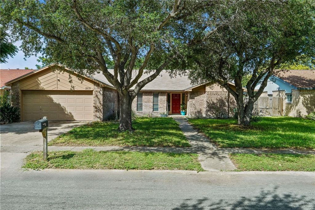 1809 Live Oak Dr, Portland, TX 78374