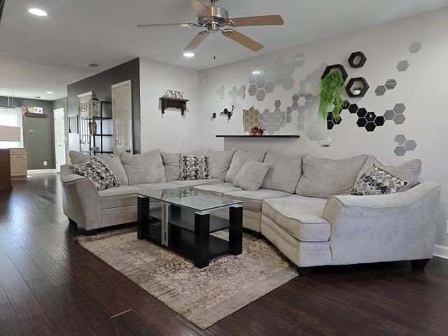 610 Bradburn Village Cir, Antioch, TN 37013