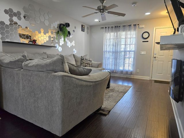 610 Bradburn Village Cir, Antioch, TN 37013