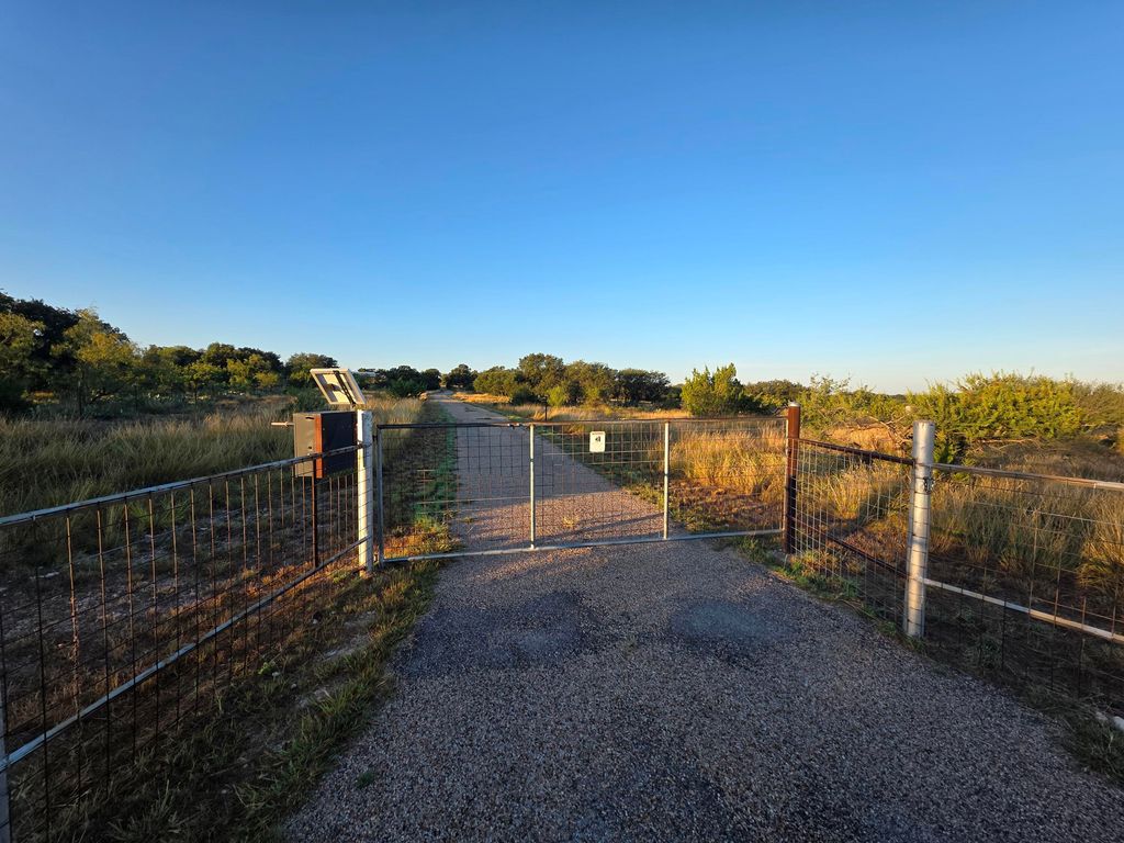 Image 4 of property listing at 6343 County Road 101, Mertzon, TX 76941