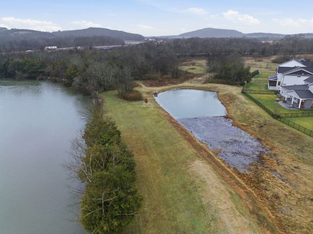 1065 Pine Creek Dr, Arrington, TN 37014