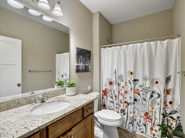 1085 Roselyn Drive, Victoria, MN 55386