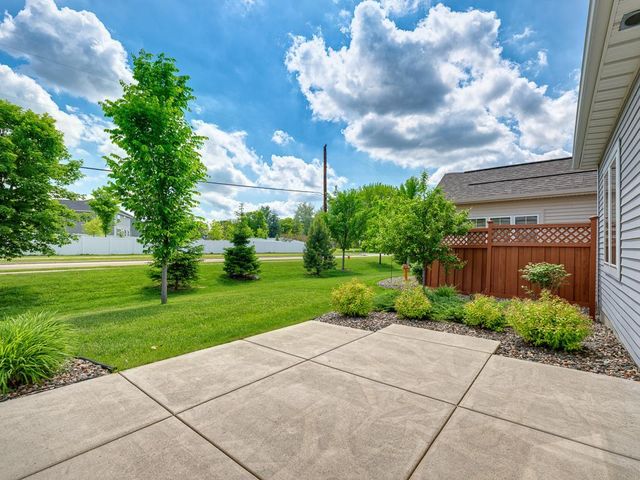 1085 Roselyn Drive, Victoria, MN 55386