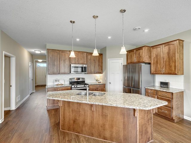1085 Roselyn Drive, Victoria, MN 55386