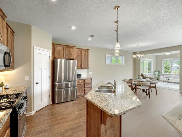 1085 Roselyn Drive, Victoria, MN 55386