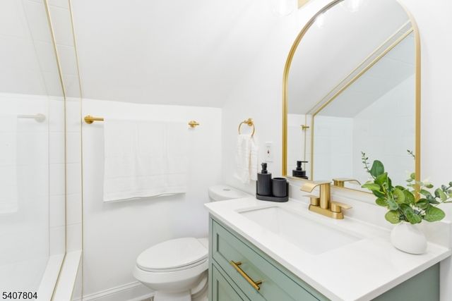 2 Gold St, Green Brook Twp., NJ 08812