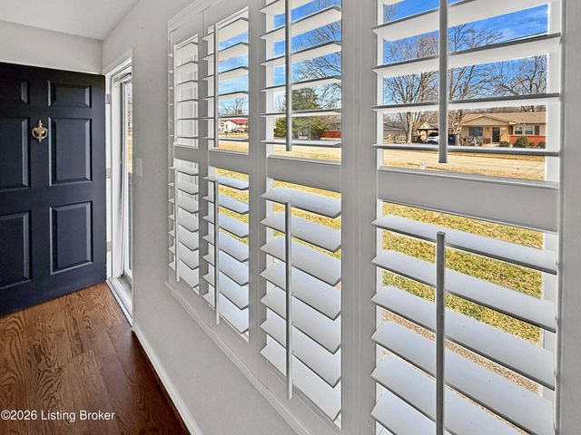 6103 Herron Ct, Louisville, KY 40229