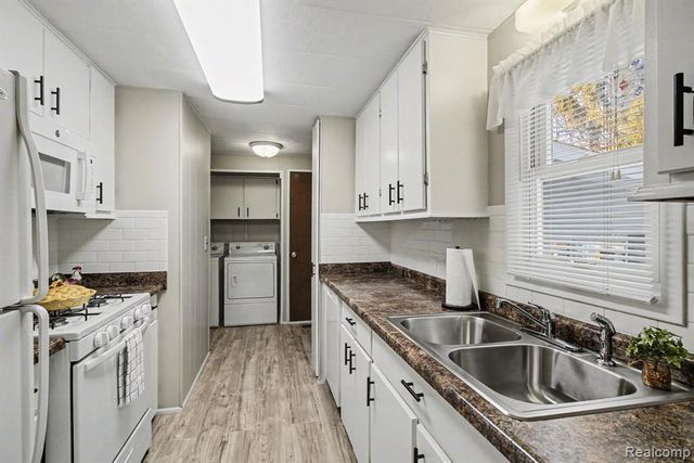 786 Red Oaks Drive, Howell, MI 48843