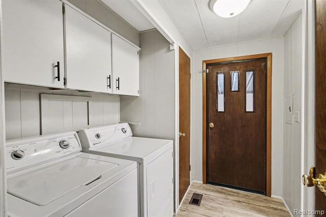 786 Red Oaks Drive, Howell, MI 48843