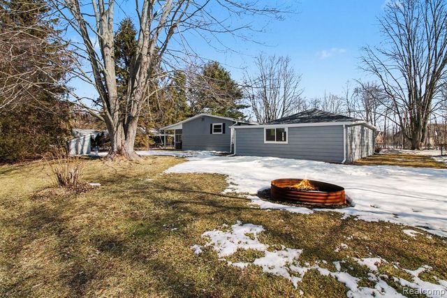 786 Red Oaks Drive, Howell, MI 48843