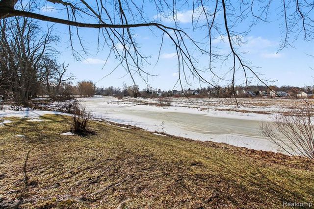 786 Red Oaks Drive, Howell, MI 48843