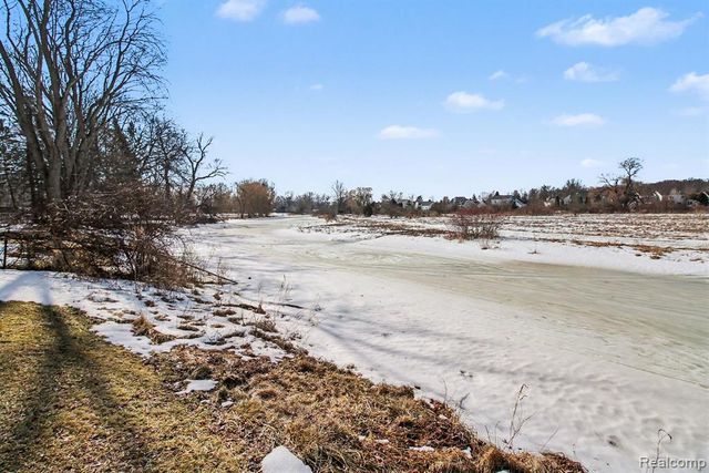 786 Red Oaks Drive, Howell, MI 48843