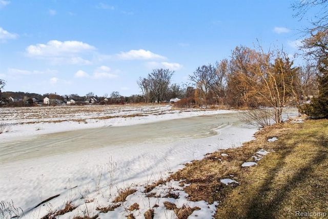 786 Red Oaks Drive, Howell, MI 48843