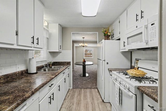 786 Red Oaks Drive, Howell, MI 48843