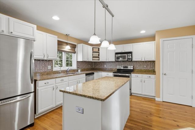 319 Oak St, Swansea, MA 02777