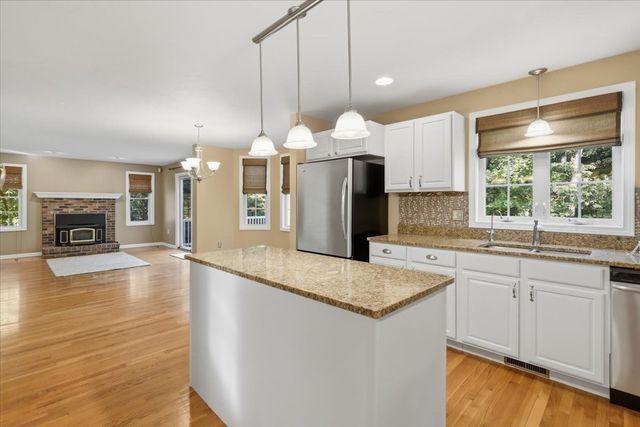 319 Oak St, Swansea, MA 02777