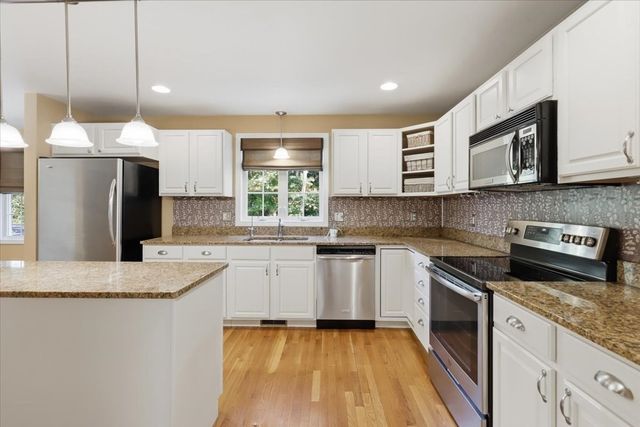 319 Oak St, Swansea, MA 02777