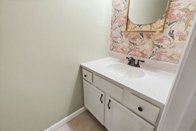 319 Oak St, Swansea, MA 02777