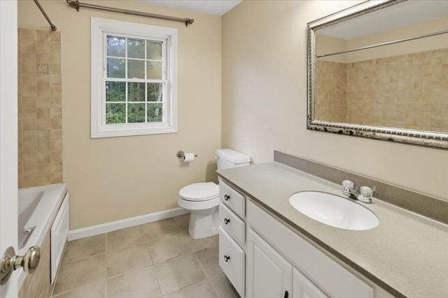 319 Oak St, Swansea, MA 02777