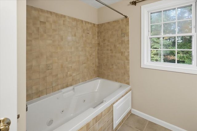 319 Oak St, Swansea, MA 02777