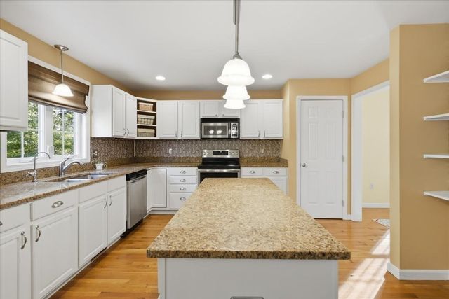 319 Oak St, Swansea, MA 02777