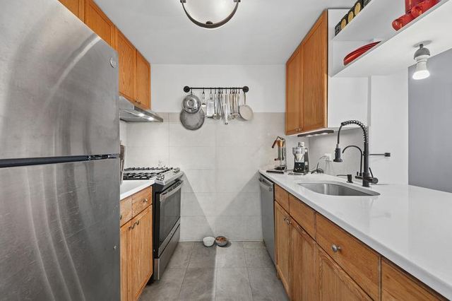 474 48th Ave # PH-1H, New York City, NY 11109