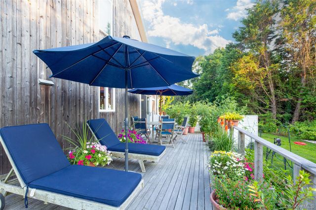 33 Hilltop Road, Southampton, NY 11968