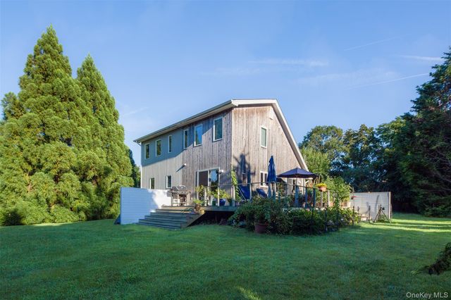 33 Hilltop Road, Southampton, NY 11968