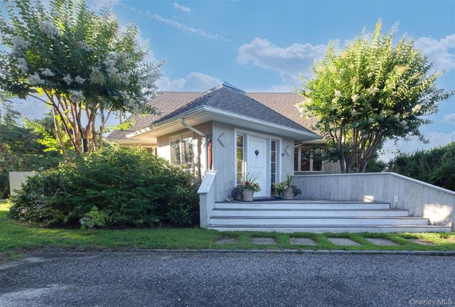 33 Hilltop Road, Southampton, NY 11968