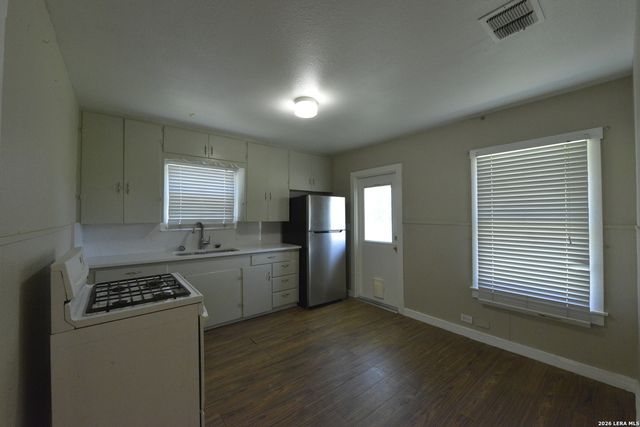 203 LEGION DR W, Converse, TX 78109