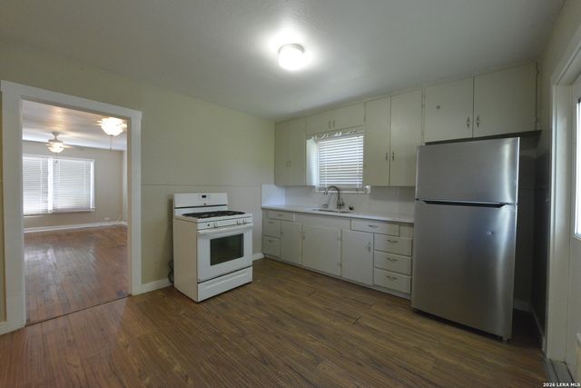 203 LEGION DR W, Converse, TX 78109