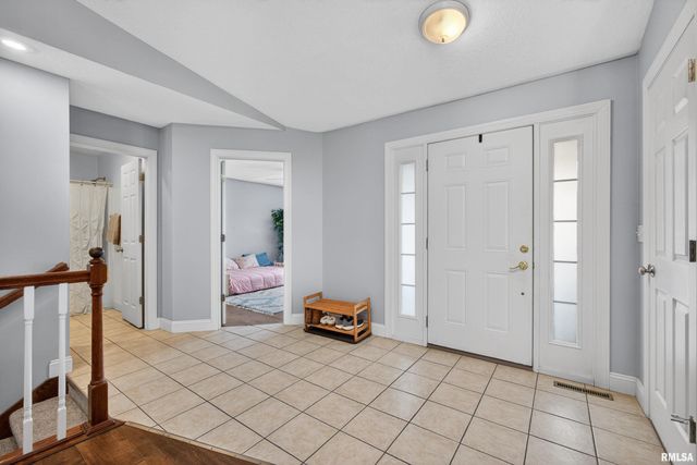 6733 BROOKVIEW Lane, Davenport, IA 52806