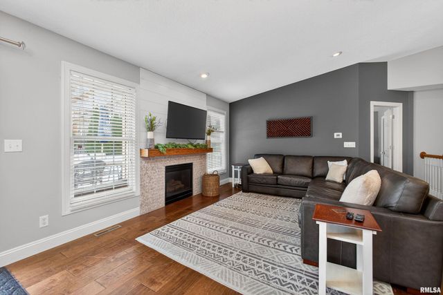 6733 BROOKVIEW Lane, Davenport, IA 52806