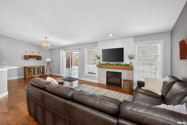 6733 BROOKVIEW Lane, Davenport, IA 52806