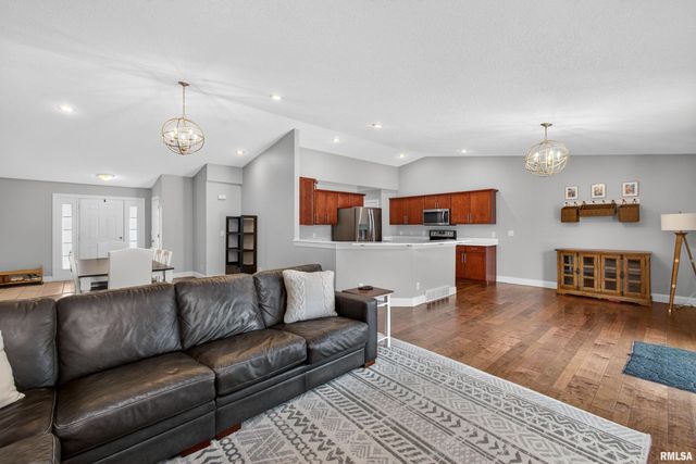 6733 BROOKVIEW Lane, Davenport, IA 52806