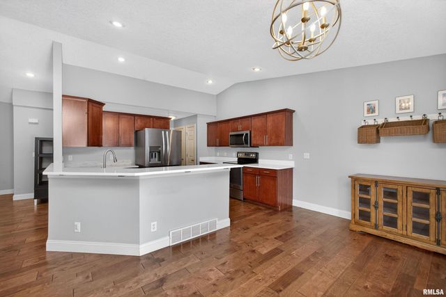 6733 BROOKVIEW Lane, Davenport, IA 52806