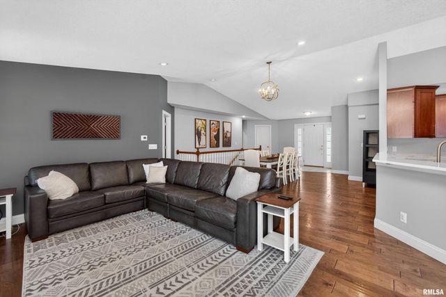 6733 BROOKVIEW Lane, Davenport, IA 52806