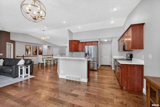 6733 BROOKVIEW Lane, Davenport, IA 52806