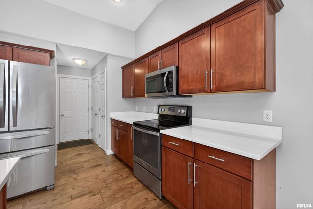 6733 BROOKVIEW Lane, Davenport, IA 52806