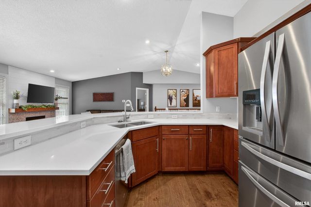 6733 BROOKVIEW Lane, Davenport, IA 52806