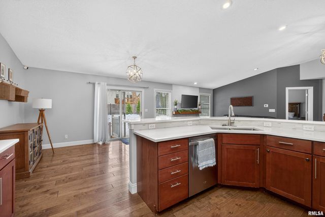 6733 BROOKVIEW Lane, Davenport, IA 52806